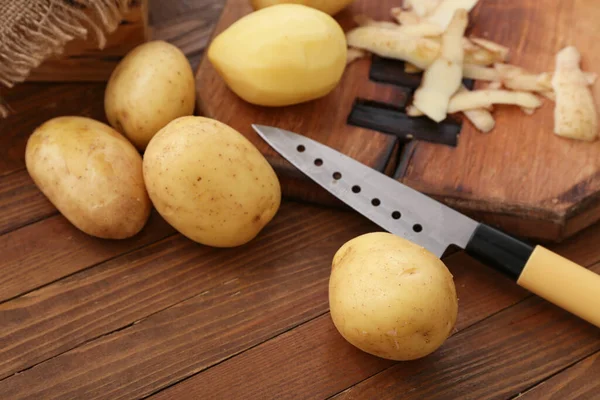 Brett Mit Rohen Kartoffeln Auf Holzgrund — Stockfoto