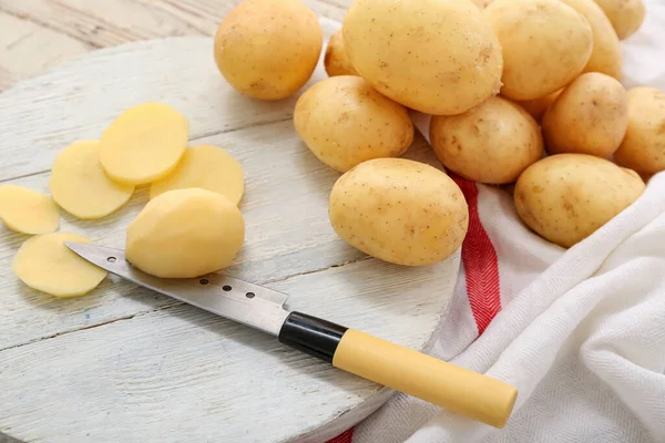 Holzbrett Mit Rohen Kartoffeln Nahaufnahme — Stockfoto
