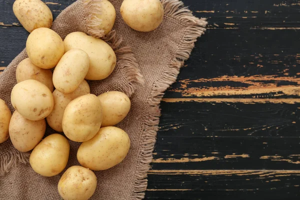 Viele Rohe Kartoffeln Auf Schwarzem Holzgrund — Stockfoto
