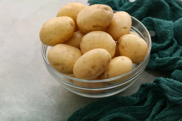 Tigela Vidro Com Batatas Cruas Fundo Branco — Fotografia de Stock