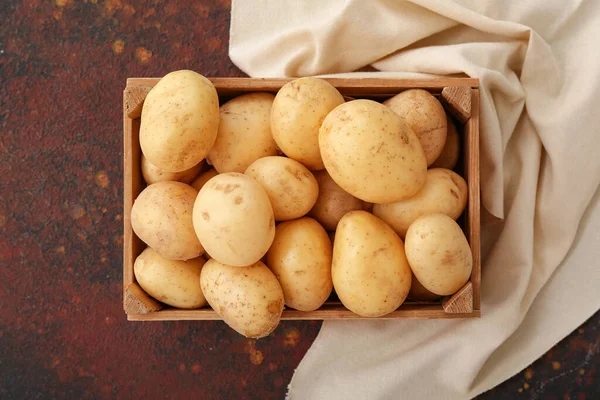 Holzkiste Mit Rohen Kartoffeln Auf Dunklem Hintergrund — Stockfoto