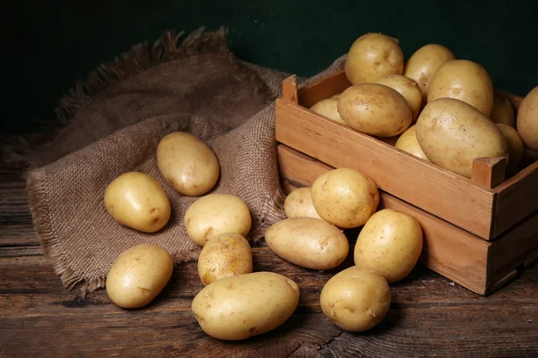 Schachtel Mit Rohen Kartoffeln Auf Holztisch — Stockfoto