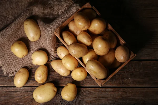 Schachtel Mit Rohen Kartoffeln Auf Holztisch — Stockfoto