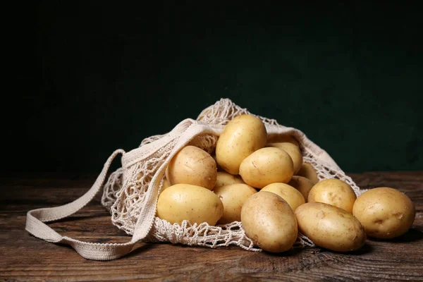 Saitensack Mit Rohen Kartoffeln Auf Holztisch — Stockfoto