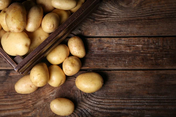 Schachtel Mit Rohen Kartoffeln Auf Holztisch — Stockfoto