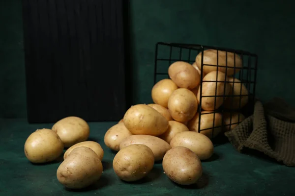 Korb Mit Rohen Kartoffeln Auf Grünem Hintergrund — Stockfoto
