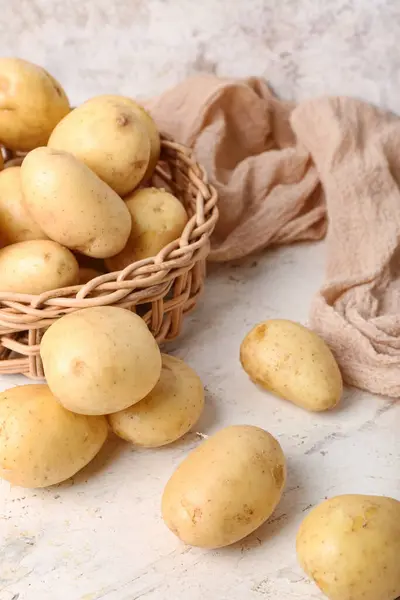 Weidenschale Mit Rohen Kartoffeln Auf Weißem Tisch — Stockfoto