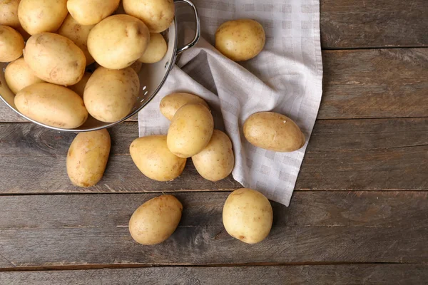 Sieb Mit Rohen Kartoffeln Auf Holzgrund — Stockfoto