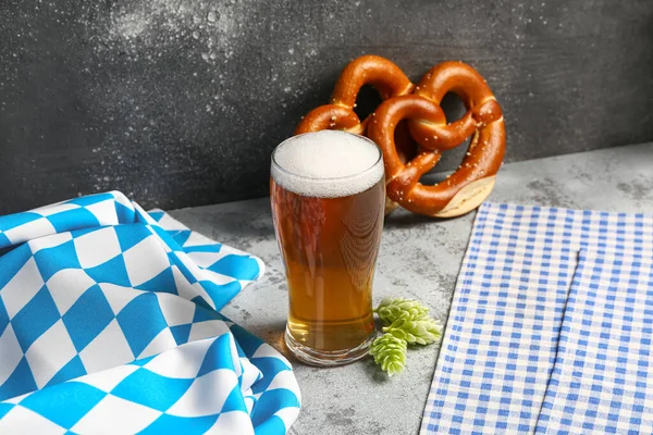 Прапор Баварії Кухоль Пивом Кренделі Сірому Столі — стокове фото