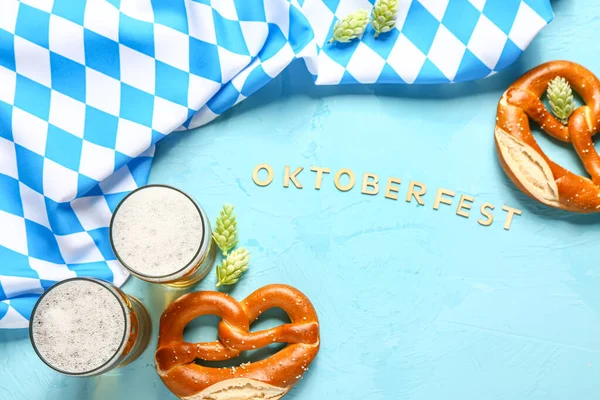 Slovo Oktoberfest Vlajka Bavorska Hrnky Pivem Preclíky Modrém Pozadí — Stock fotografie