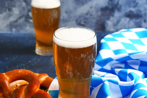 Прапор Баварії Чашки Пивом Кренделі Синьому Фоні — стокове фото