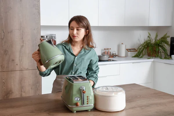 Ung Kvinna Köket Med Vattenkokare Brödrost Och Juicer — Stockfoto