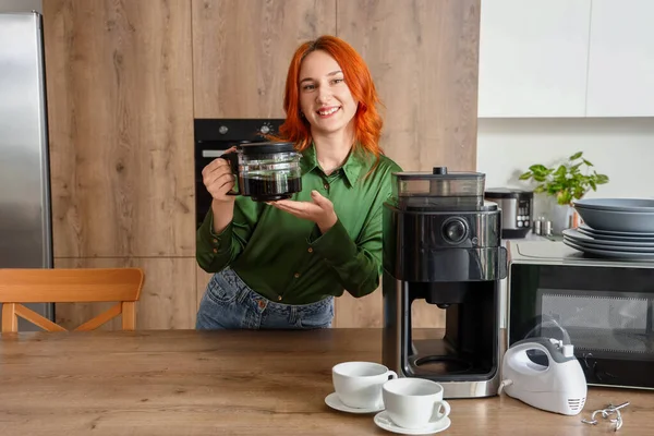 Jonge Roodharige Vrouw Met Koffiepot Moderne Keuken — Stockfoto