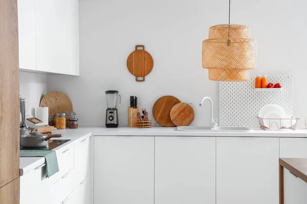 Witte Keukenbalies Met Gootsteen Blender Pegboard Platenrek — Stockfoto