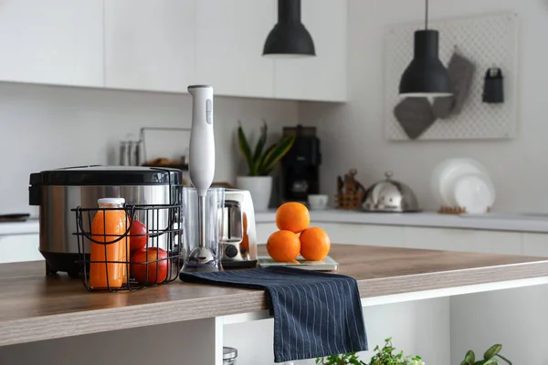 Herd Mixer Toaster Und Waage Mit Orangen Auf Holztisch Der — Stockfoto
