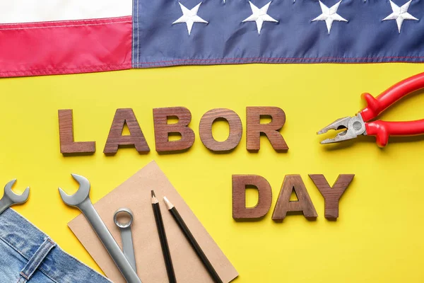 テキストと構成労働者の日 黄色の背景に異なるツール ジーンズと米国のフラグ — ストック写真