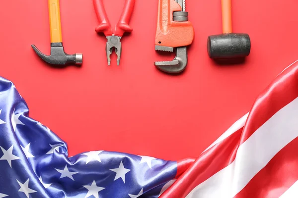 Összetétel Különböző Eszközökkel Usa Zászlaját Piros Háttérrel Munka Ünnepe — Stock Fotó