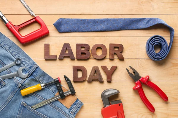 Composición Con Texto Labor Day Diferentes Herramientas Jeans Corbata Sobre — Foto de Stock