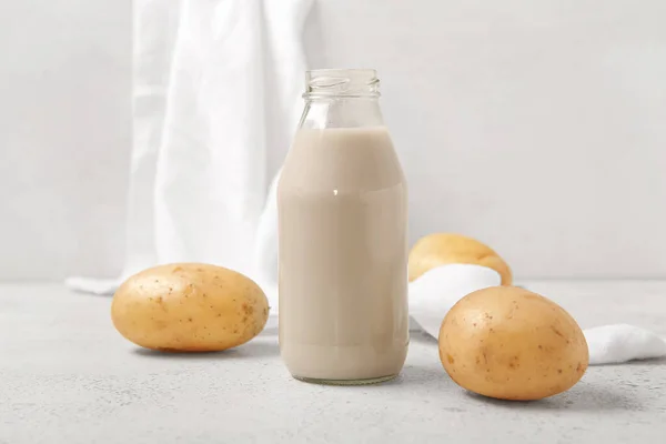Бутылка Вкусного Картофельного Молока Светлом Фоне — стоковое фото