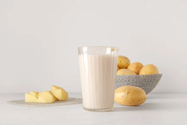 Склянка Смачного Картопляного Молока Світлому Фоні — стокове фото