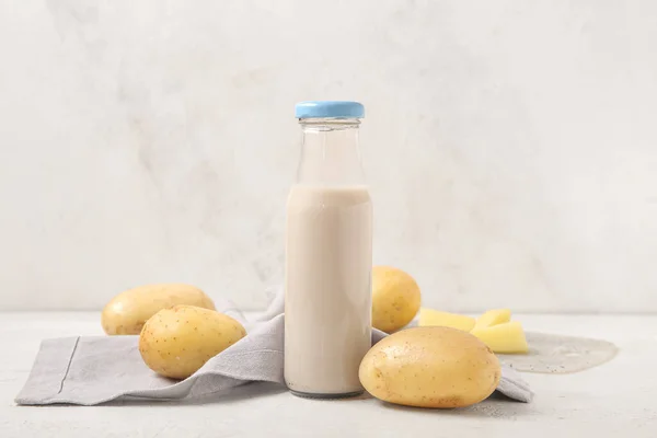 Пляшка Смачного Картопляного Молока Світлому Фоні — стокове фото
