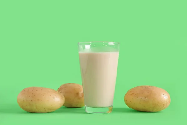 Glas Välsmakande Potatis Mjölk Grön Bakgrund — Stockfoto