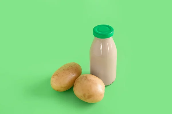 Flaska God Potatismjölk Grön Bakgrund — Stockfoto