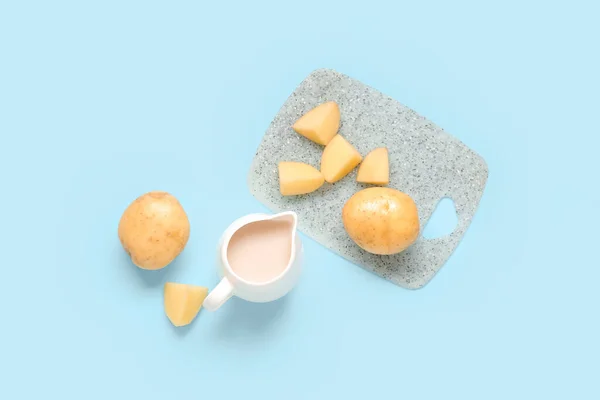 Кувшин Вкусного Картофельного Молока Свежих Овощей Синем Фоне — стоковое фото