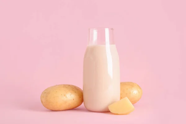 Láhev Chutného Bramborového Mléka Růžovém Pozadí — Stock fotografie