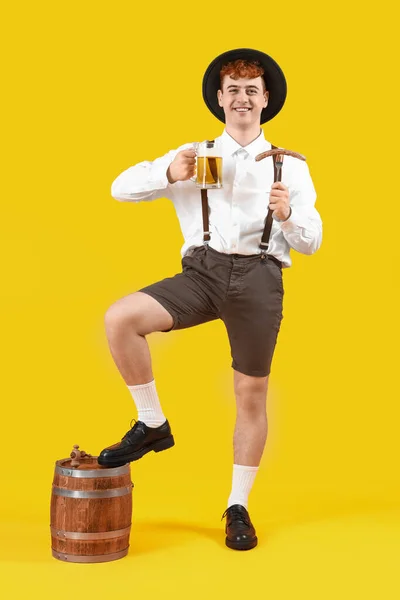 Jovem Roupas Tradicionais Alemãs Com Cerveja Salsicha Fundo Amarelo — Fotografia de Stock