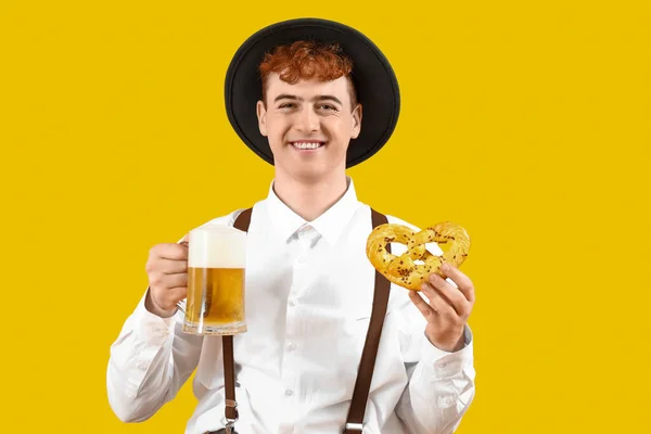 Jovem Roupas Tradicionais Alemãs Com Cerveja Pretzel Fundo Amarelo — Fotografia de Stock