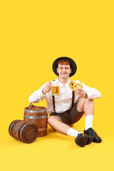 Jovem Roupas Tradicionais Alemãs Com Cerveja Pretzel Fundo Amarelo — Fotografia de Stock