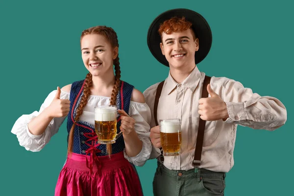 Молода Пара Традиційному Німецькому Одязі Пивом Зеленому Фоні — стокове фото