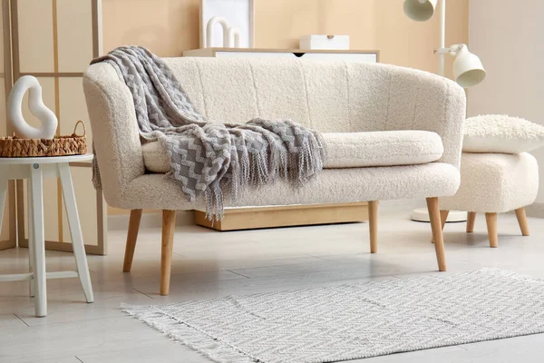 白いソファ オットマンと椅子付きのモダンなリビングルームのインテリア — ストック写真
