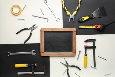 Siyah beyaz arka planda farklı araçlara sahip tebeşir tahtası. İşçi Bayramı kutlamaları