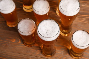 Ahşap arka planda soğuk bira bardakları. Ekim Festivali Kutlaması