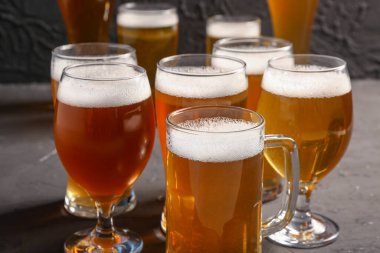 Siyah arka planda bardaklar ve bir bardak soğuk bira. Ekim Festivali Kutlaması