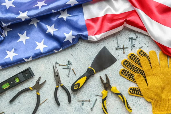 Amerikai Zászló Különböző Szerszámok Csavarok Kesztyűk Szürke Háttérrel Munka Ünnepe — Stock Fotó