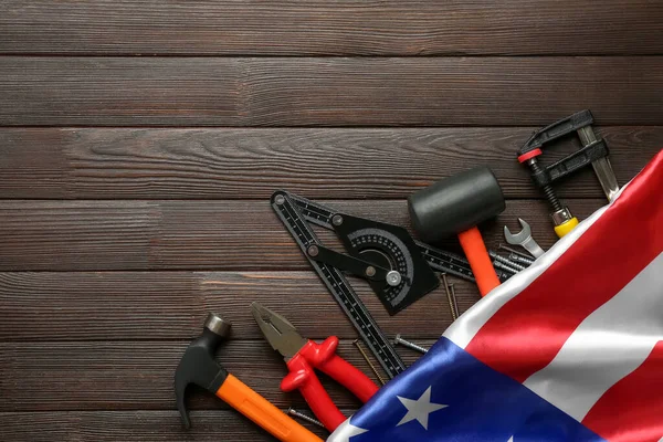 Amerikai Zászló Különböző Eszközök Sötét Háttér Munka Ünnepe — Stock Fotó