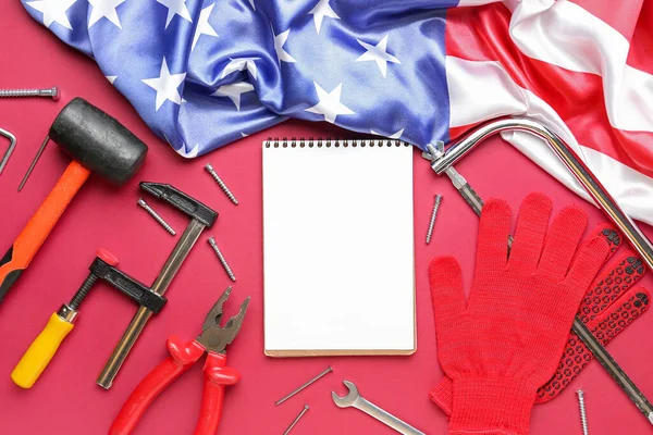 Amerikai Zászló Notebook Különböző Eszközök Piros Háttérrel Munka Ünnepe — Stock Fotó