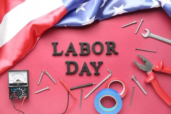 アメリカの旗 テキストの労働者の日と赤の背景に異なるツール — ストック写真
