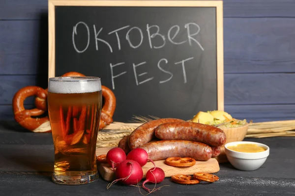 Copo Cerveja Gelada Quadro Com Palavra Oktoberfest Diferentes Lanches Mesa — Fotografia de Stock
