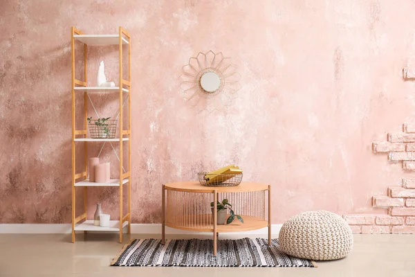 Wooden Coffee Table Pouf Shelving Unit Grunge Pink Wall — Stock Photo, Image