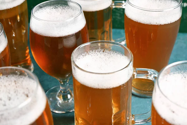 Окуляри Кухоль Холодного Пива Зеленому Фоні Святкування Октоберфесту — стокове фото