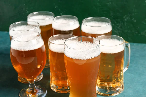 Окуляри Чашки Холодного Пива Зеленому Фоні Святкування Октоберфесту — стокове фото