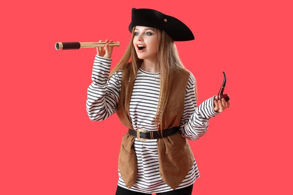 Schöne Piratin Mit Spyglass Und Pfeife Auf Rotem Hintergrund — Stockfoto