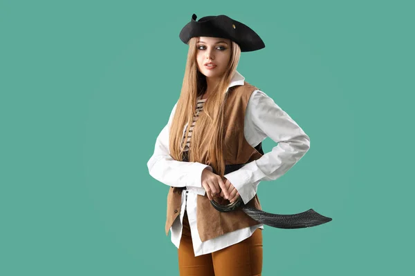 Schöne Piratin Mit Schwert Auf Grünem Hintergrund — Stockfoto