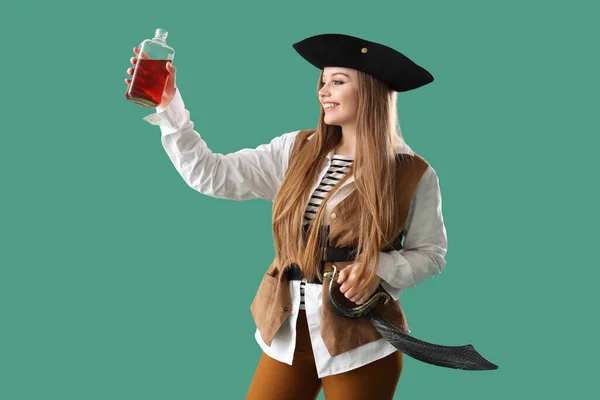 Schöne Piratin Mit Schwert Und Rum Auf Grünem Hintergrund — Stockfoto