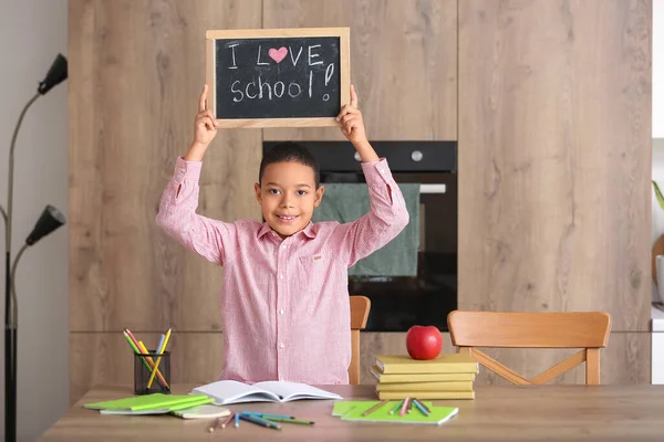 Kleiner Afroamerikanischer Junge Hält Kreidetafel Mit Dem Text Love Schule — Stockfoto