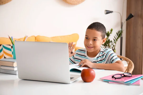 Menino Afro Americano Estuda Online Com Laptop Casa — Fotografia de Stock